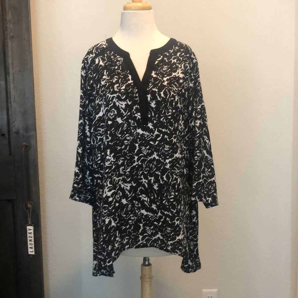 Violet + Claire black/white flowy top